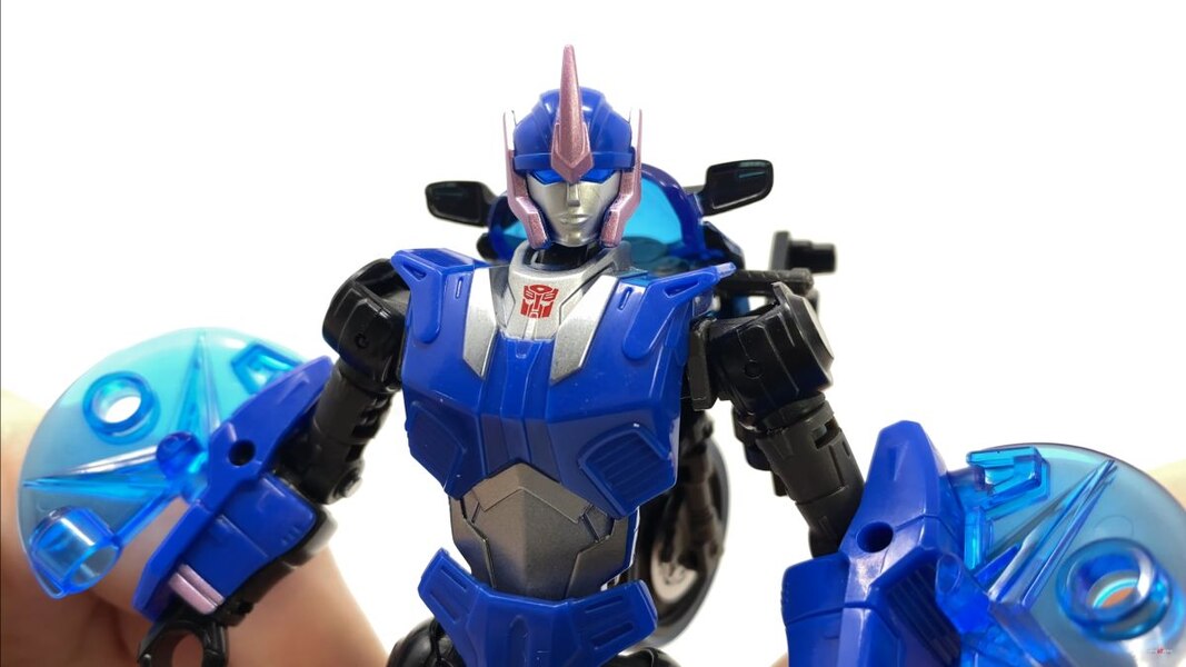 Transformers Legacy Prime Arcee In Hand Image  (26 of 43)